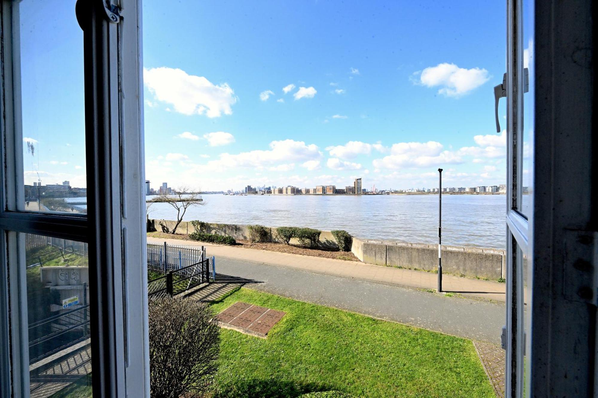 Unique 2-bedroom With River Views! Appartamento
