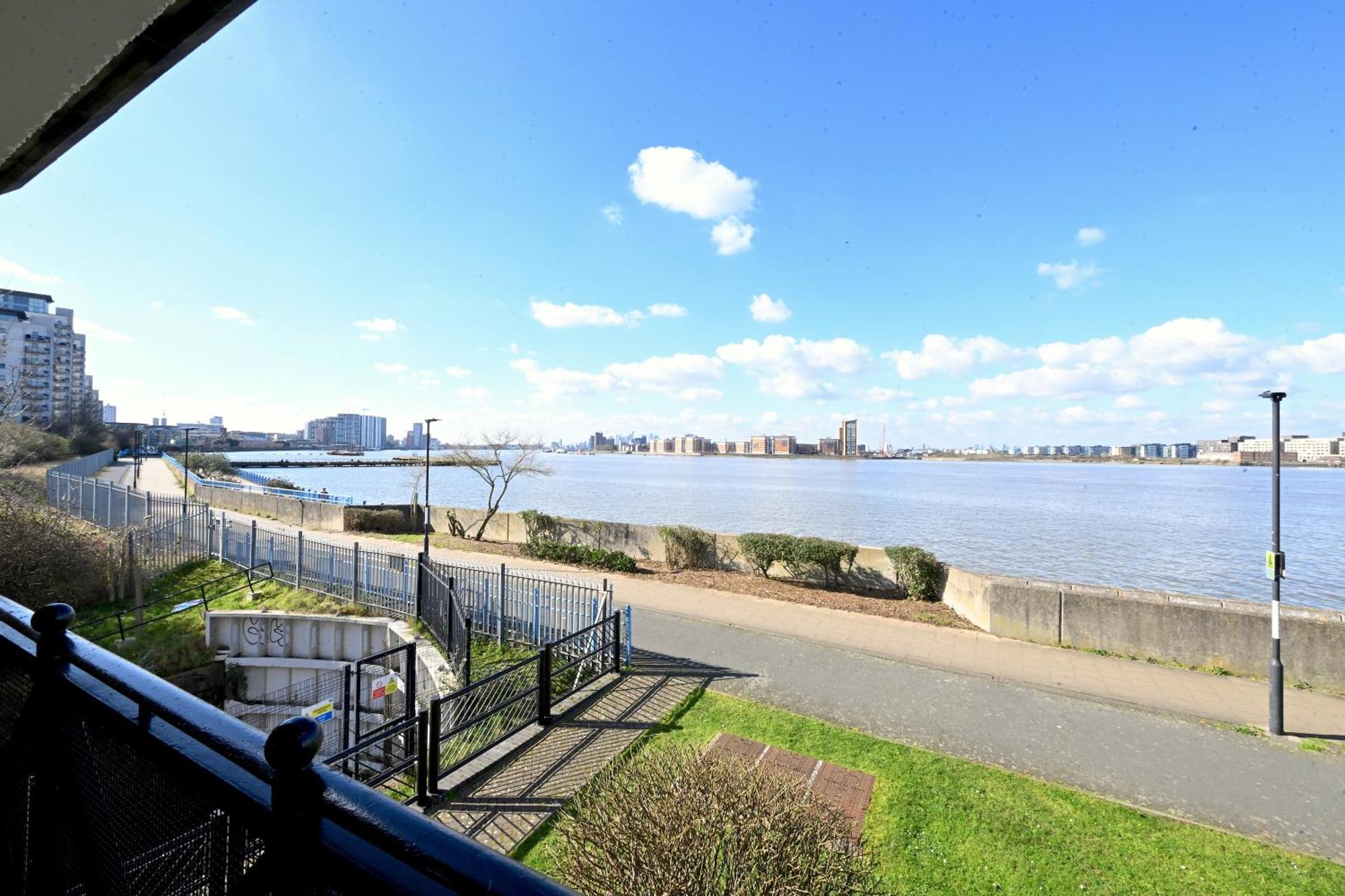 Unique 2-bedroom With River Views! Appartamento *