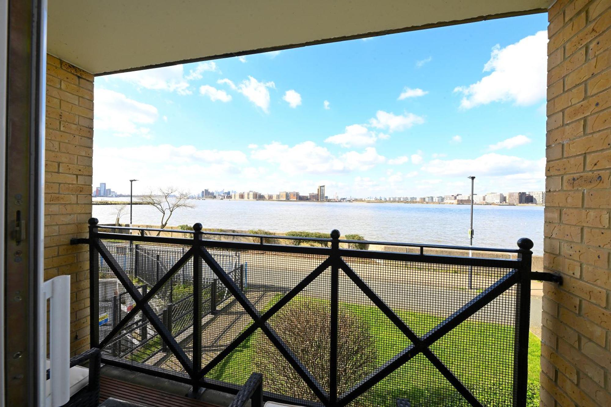 Unique 2-bedroom With River Views! Appartamento *